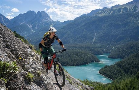 Cyklotrasy v Zugspitz arén nabízejí nádherné výhledy nejen na horská jezera.