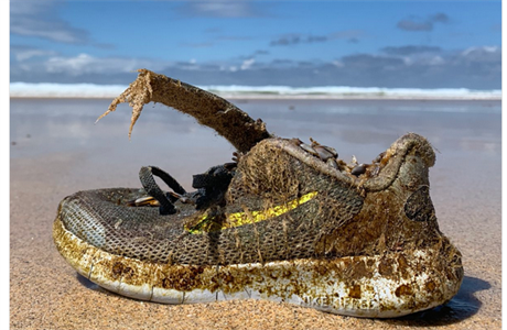 Oceán vyplavuje boty Nike na pláže Atlantiku. Všechny mají identická data  výroby | Zajímavosti | Lidovky.cz