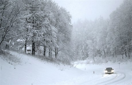 Zasnená silnice (ilustraní snímek).