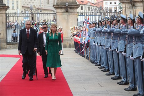 Prezidenti eské a Slovenské republiky bok po boku kráí k Praskému hradu.