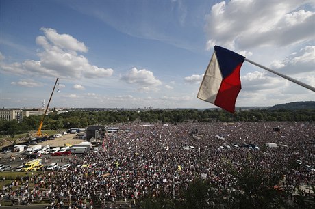 Letná praskala ve vech. Organizátoi prosili demonstranty, aby se posunuli dál...