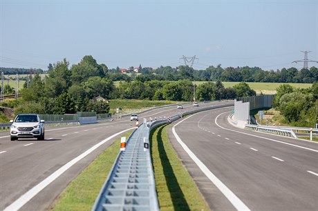 Nových osm kilometr vysokorychlostní silnice D3 mezi Boilcem a evtínem.