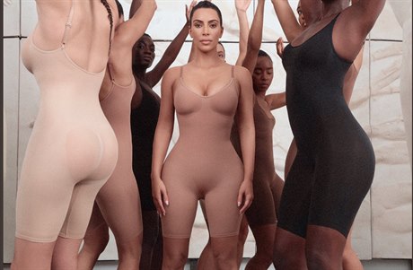 Kim Kardashian představila svou novou značku spodního prádla s názvem Kimono.