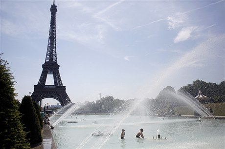 U Eiffelovy ve se turisté i místní chladí v nádri.