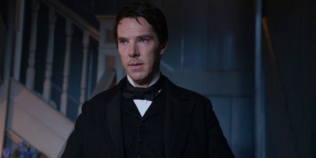 Benedict Cumbertbatch jako Thomas Edison. Snímek Vysoké naptí (2019). Reie:...