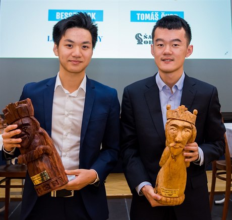 Ding Liren a Thai Dai Van Nguyen (vlevo) s cenami pro vítěze.