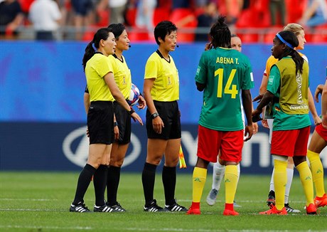 Kamerunské fotbalistky si stěžují na čínské rozhodčí.