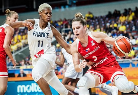 Kapitánka eských basketbalistek Romana Hejdová proti Francii.