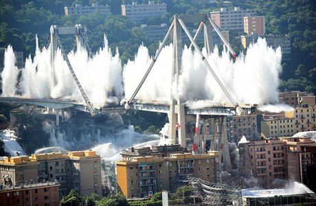 V Janov odpálili druhou polovinu spadlého mostu.