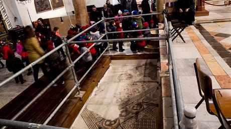 Byzantskou křtitelnici objevili vědci v chrámu Narození Páně v Betlémě na...