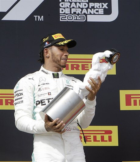 Pilot Mercedesu Lewis Hamilton s trofejí z Velké ceny Francie.