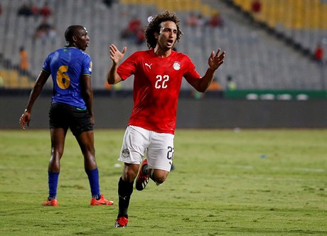 Egyptský fotbalista Amr Warda (v erveném).