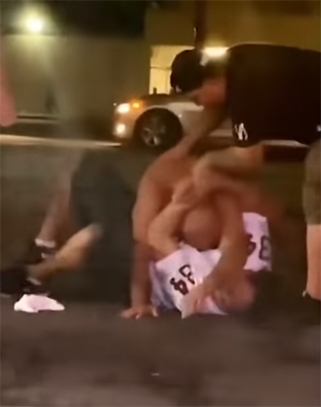 Bojovník UFC B. J. Penn se pere s vyhazovačem.