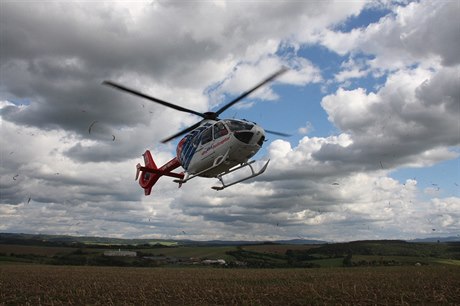 Záchranáský vrtulník pistává u místa nehody v Morkovicích-Slíanech na...