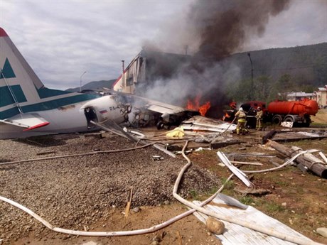 Letecká nehoda na Sibii. Letoun Antonov AN-24 pejel ranvej pi nouzovém...