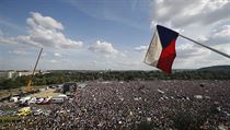 Letn praskala ve vech. Organiztoi prosili demonstranty, aby se posunuli dl...