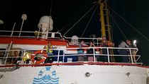 Loď německé neziskové organizace Sea-Watch se 40 zachráněnými migranty na...