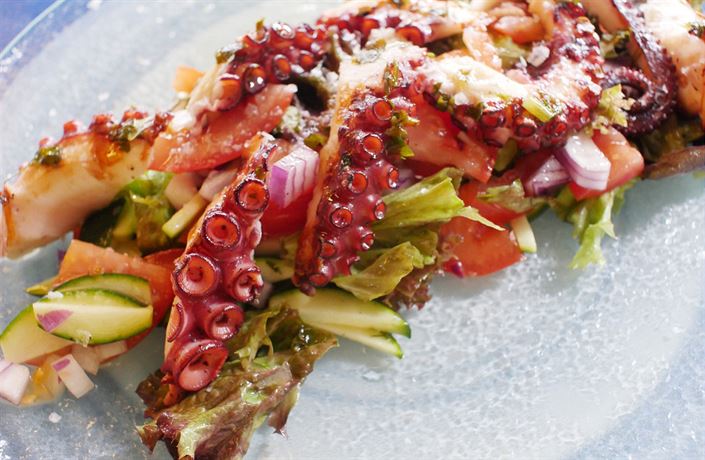 Italové v kuchyni. Vyzkoušejte čerstvý salát s grilovanou chobotnicí |  Dobrá chuť | Lidovky.cz