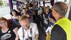 Organizátor Karel Karika (vpravo) pepoítává 2 v autobusu demonstranty.