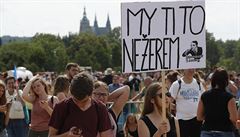 Lidé s transparenty ekají na nejspí nejvtí  demonstraci od roku 1989.