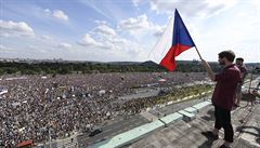 Zaala nejvtí demonstrace od roku 1989. V Praze na Letné se odpoledne seli...