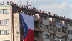 Lidé se úastní demonstrace na stee jednoho z bytového domu, který se nachází...