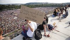 Demonstranti naráí na pvod souasného premiéra Andreje Babie.