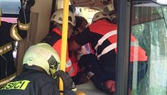 idiku trolejbusu museli vyprostit hasii, záchranái ji s tkým zranním...