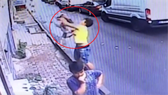 VIDEO: Mladk z Alrska chytil do rukou dvouletou dvku, kter vypadla z okna. Je hrdinou socilnch st