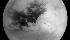 Tmavá oblast Shangri-La na fotografii poízené sondou Cassini roku 2005.