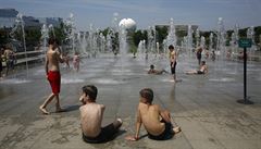Dti si hrají ve fontán v Paíi.