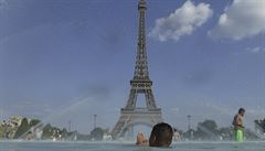 Mu si uívá výhled z vody na dominantu Paíe Eiffelovu v.