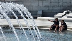 I v hlavním mst USA Washingtonu se lidé hladí v místní fontán.