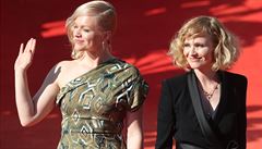 Sestry Anna a Ester Geislerovy se p�edstavily na �erveném koberci.