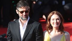 Oscarová here�ka Julianne Mooreová s man�elem pózuje na �erveném koberci.