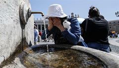 Na Svatopetrském námstí v ím si lidé ochlazují u vodní fontány.