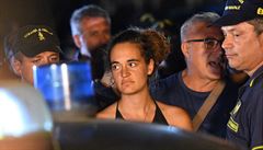 Kapitánku lodi s migranty zatkla na Lampeduse italská policie. Salvini ji označil za ‚bohatou, bílou Němku‘