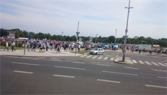 Demonstranti se scházejí na Letenskou plá s více ne hodinovým pedstihem.