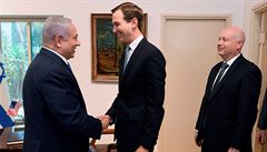 Jared Kushner se zdraví s izraelským premiérem Benjaminem Netanjahuem.