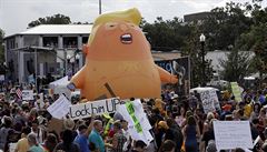 Nafukovací ‚Baby Trump‘ zdobí demonstrace a je celebritou. Lidé si ho můžou na protesty zapůjčit