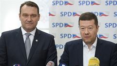 Místopedseda SPD Radim Fiala (vlevo) a pedseda Tomio Okamura na brífinku ped...