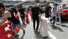 V Hongkongu se opt rozhoely protesty. Stovky lid blokuj hlavn tepnu msta