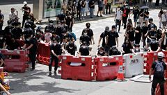 Demonstranti pouívají barikády, aby zablokovali jednu hlavních tepen Hongkongu.