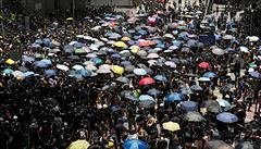 Lidé protestují i ped zázemím hongkongské policie.