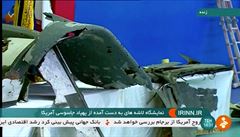 Íránská státní televize ukazuje zábry úlomk ze sesteleného amerického drona.
