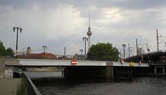 Muž v Berlíně močil z mostu na loď, čtyři turisté skončili v nemocnici se zraněním hlavy
