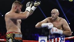 Tyson Fury (vpravo) a Tom Schwarz bhem zápasu v Las Vegas.