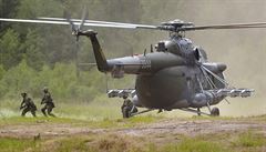 Výsadek písluník eské armády z vrtulníku Mi-171 na tankodromu Zadní Bahna...