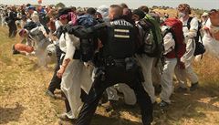 Německý policista brání demonstrantům v průchodu do dolu Garzweiler. Několik... | na serveru Lidovky.cz | aktuální zprávy