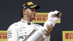 Pilot Mercedesu Lewis Hamilton s trofejí z Velké ceny Francie.